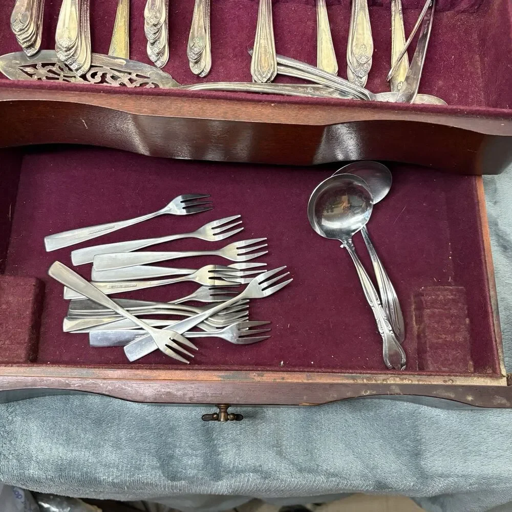 WMRogers & Son Silver plate Flatware Exquisite Collection Wooden Case 76 Piece